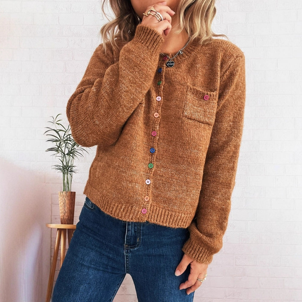 Damen Strickjacke mit bunten Knopfdetails und praktischen Taschen Heidi-Mode