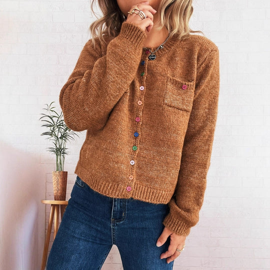 Damen Strickjacke mit bunten Knopfdetails und praktischen Taschen Heidi-Mode