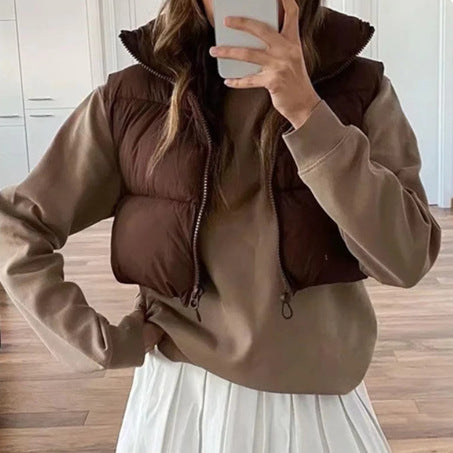 Damen cropped Daunenweste mit hohem Kragen und praktischen Taschen Heidi-Mode