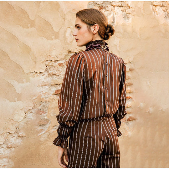 Damen gestreiftes Hosenanzug-Set mit voluminösen Ärmeln und Rüschendetails Heidi-Mode