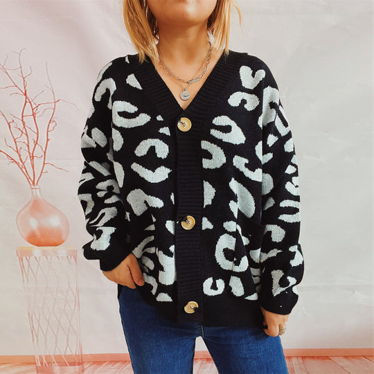 Damen grob gestrickte Cardigan mit tierischem Leopardenmuster und Knopfdetails Heidi-Mode