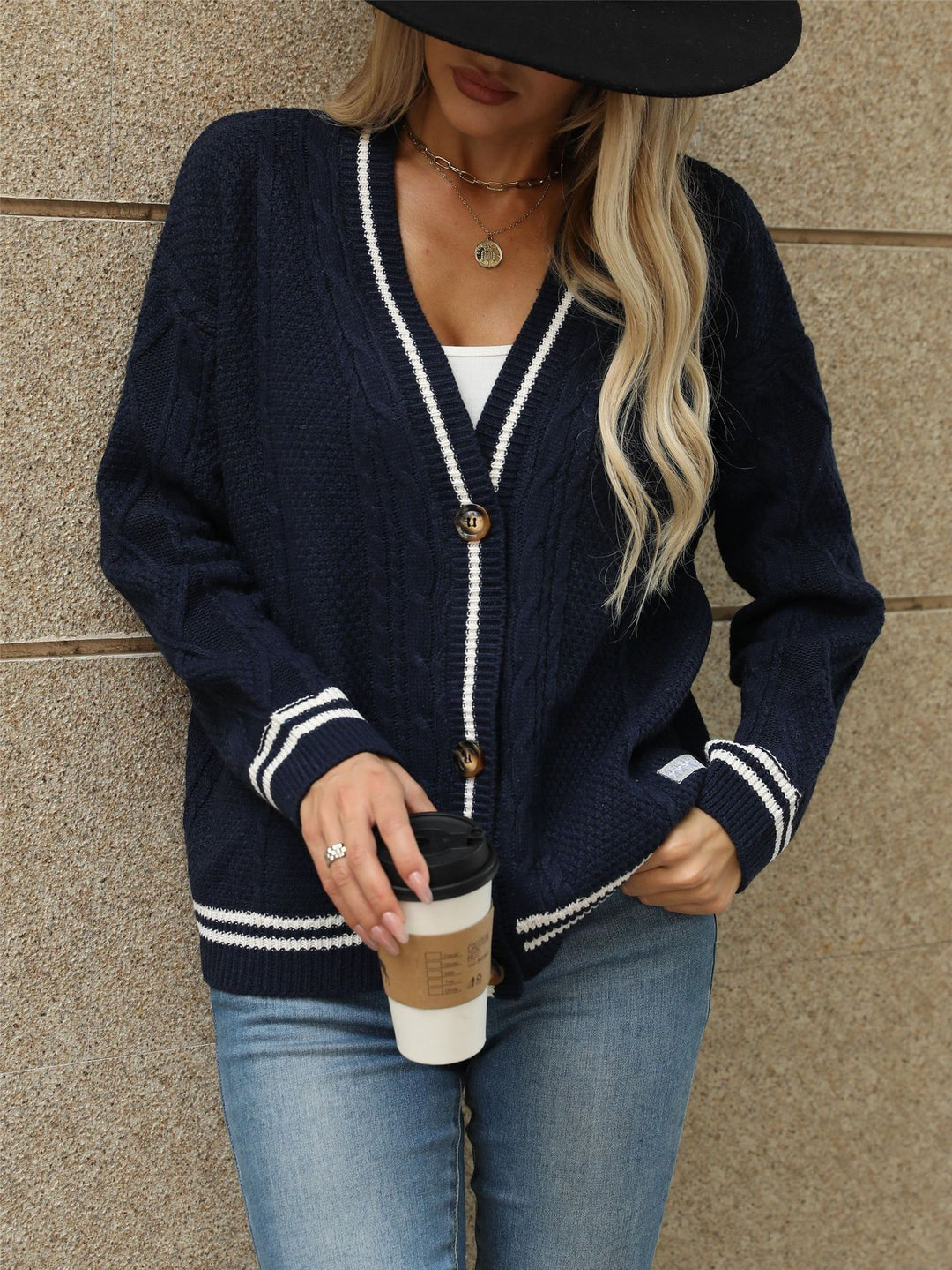 Damen Grobstrickjacke mit eleganten Sternenapplikationen und kontrastierenden Details Heidi-Mode