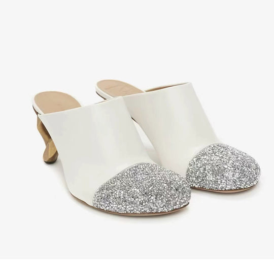 Femme Open-Toe Mules mit skulpturalem metallischem Absatz Heidi-Mode