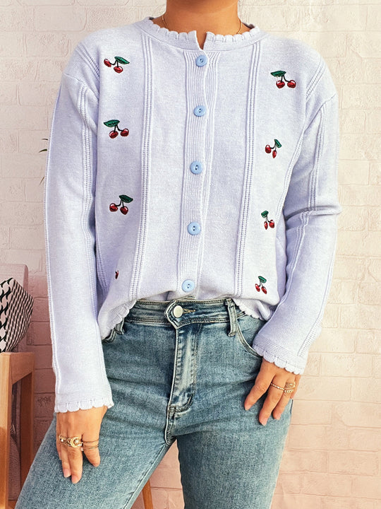 Damen Strickjacke mit verspieltem Kirschmuster und dekorativen Knopfdetails Heidi-Mode
