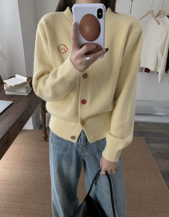 Damen kuschelige Strickjacke mit knöpfbarem Ausschnitt und gesticktem Motiv Heidi-Mode