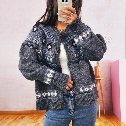 Damen Strickjacke mit buntem nordischen Muster und hochwertigen Holzknöpfen Heidi-Mode