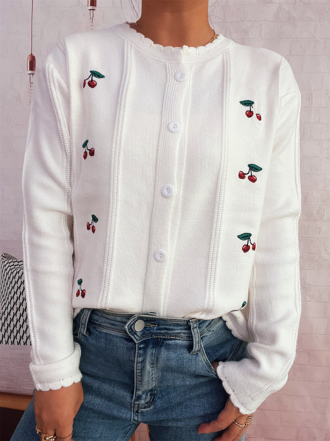 Damen Strickjacke mit verspieltem Kirschmuster und dekorativen Knopfdetails Heidi-Mode