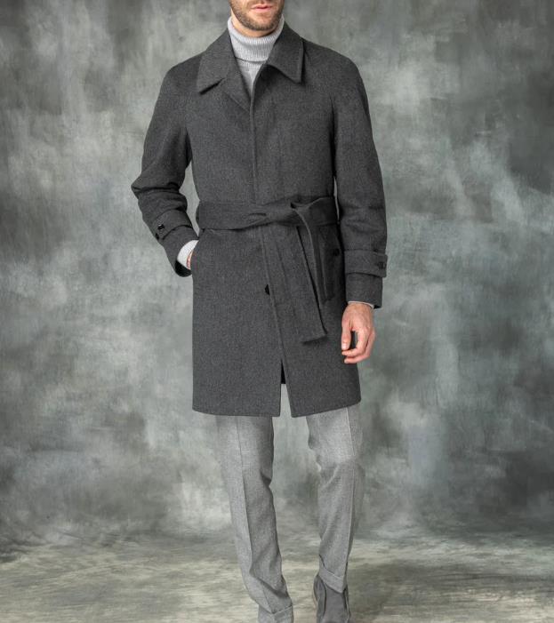 Herren eleganter Trenchcoat mit Taillengürtel und modernen Akzenten Heidi-Mode