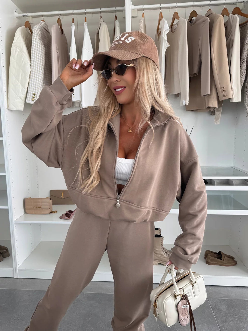 Damen gemütlicher Freizeitanzug mit hochgeschlossenem Kragen und aufgesetzten Taschen Heidi-Mode