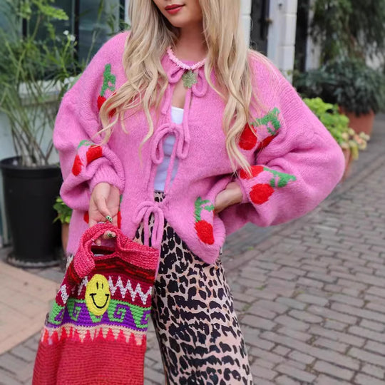 Damen Strickjacke mit verspieltem Kirschmotiv und Taillierung Heidi-Mode
