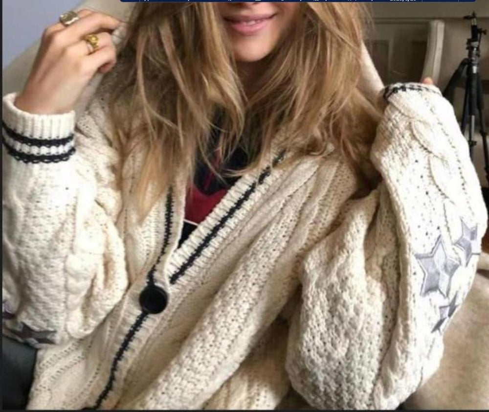 Damen Grobstrickjacke mit Sternen-Details und dekorativen Knöpfen Heidi-Mode