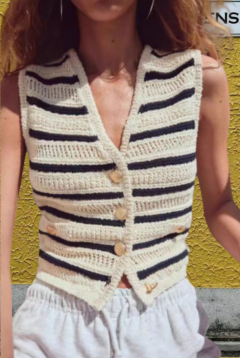 Damen Strickweste mit Streifenmuster und dekorativen Knöpfen Heidi-Mode