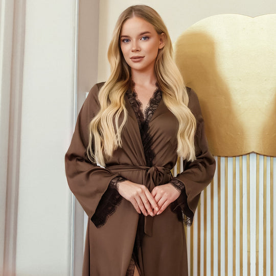 Damen luxuriöser Satin-Morgenmantel mit filigranen Spitzenakzenten Heidi-Mode