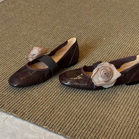 Damen Elegante Verstellbare Träger Ballerina Flachschuhe mit Floralen Akzenten Heidi-Mode