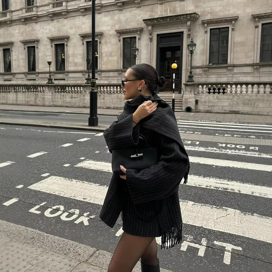 Damen modische Steppjacke mit asymmetrischem Kragen und einem eleganten Schal Heidi-Mode