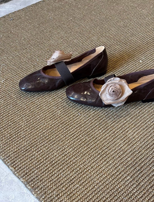 Damen Elegante Verstellbare Träger Ballerina Flachschuhe mit Floralen Akzenten Heidi-Mode