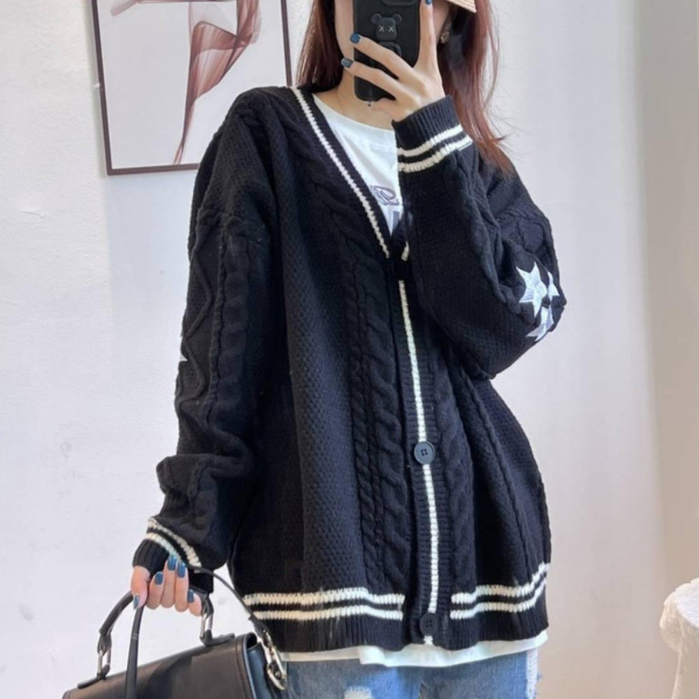 Damen Grobstrick Cardigan mit tiefem V-Ausschnitt und kontrastierenden Knopfdetails Heidi-Mode