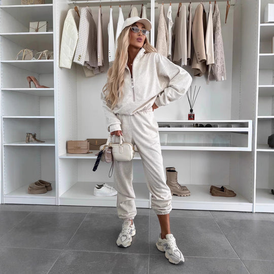 Damen gemütlicher Freizeitanzug mit hochgeschlossenem Kragen und aufgesetzten Taschen Heidi-Mode