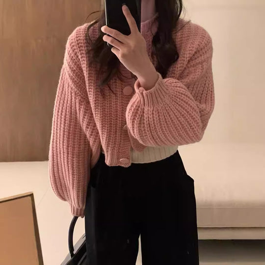 Damen Grobstrickjacke mit voluminösen Ärmeln und Knopfdetails Heidi-Mode