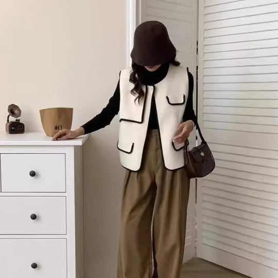 Damen Stilvolle Weste mit kontrastierenden Taschen und Knopfdetails Heidi-Mode