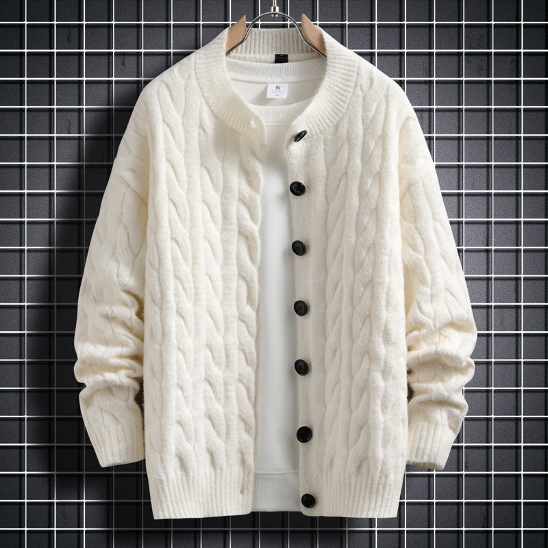 Herren Strickjacke mit modernem Zopfmuster und durchgehendem Knopfverschluss Heidi-Mode