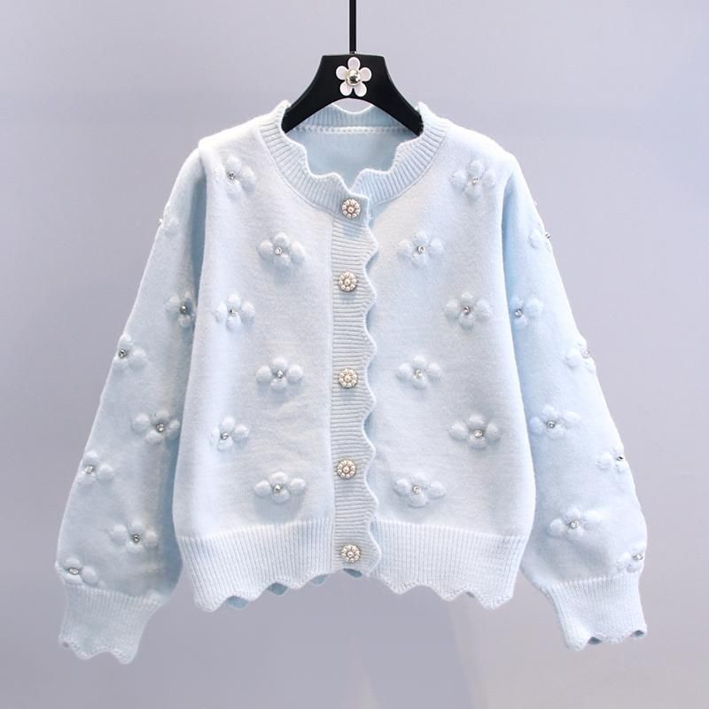 Damen verspielter Strickcardigan mit dekorativen Perlenknöpfen und floralem Design Heidi-Mode