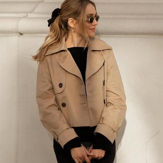 Damen modische Cropped-Trenchjacke mit doppelter Knopfleiste und verstellbaren Ärmeln Heidi-Mode