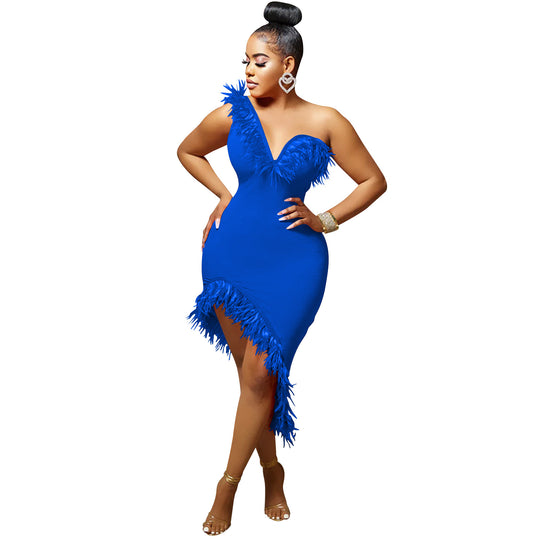 Damen Figurbetontes Abendkleid mit asymmetrischem Schnitt und eleganten Federdetails Heidi-Mode