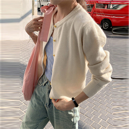 Heidi-Mode | Strickjacke - Retro Rundhalsausschnitt - Kleine goldene Knopfdetails