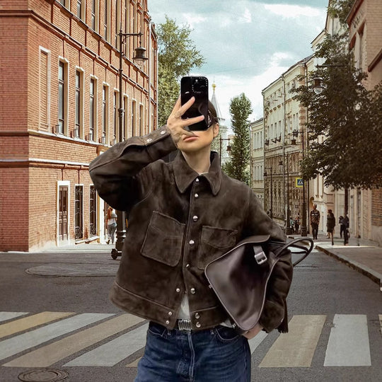 Damen Modische Wildlederjacke mit strukturiertem Design und praktischen Taschen Heidi-Mode