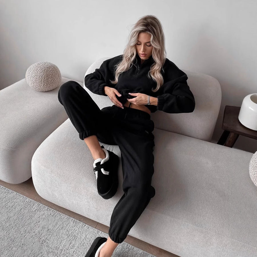 Damen gemütlicher Fleece-Jogginganzug mit hohem Kragen und Kängurutaschen Heidi-Mode