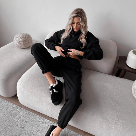 Damen gemütlicher Fleece-Jogginganzug mit hohem Kragen und Kängurutaschen Heidi-Mode