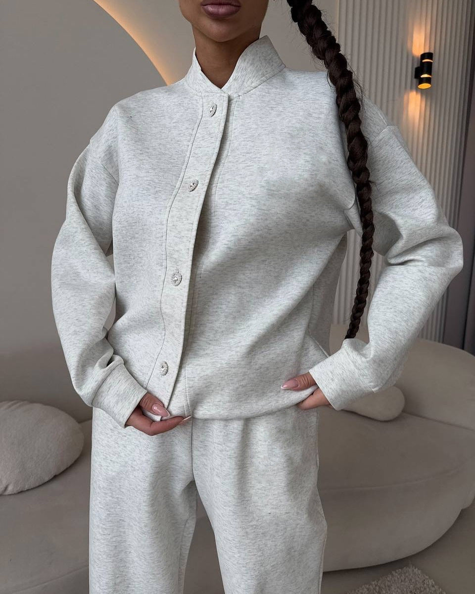 Damen elegantes Lounge-Set mit dekorativen Knöpfen und hohem Kragen Heidi-Mode
