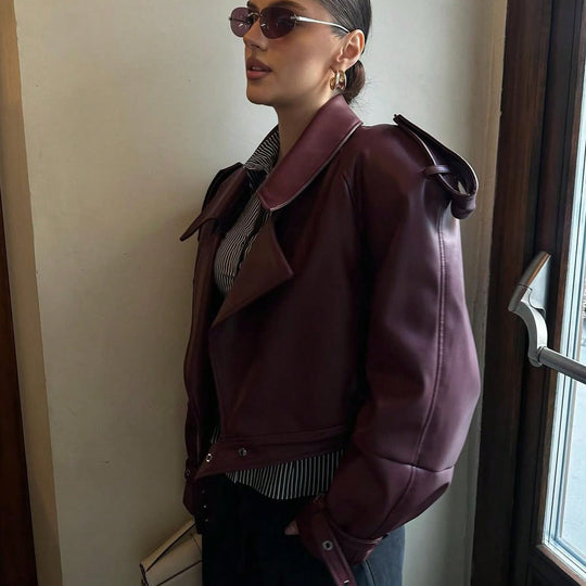 Damen modische kurze jacke im urbanen Stil mit Schulterdetails Heidi-Mode