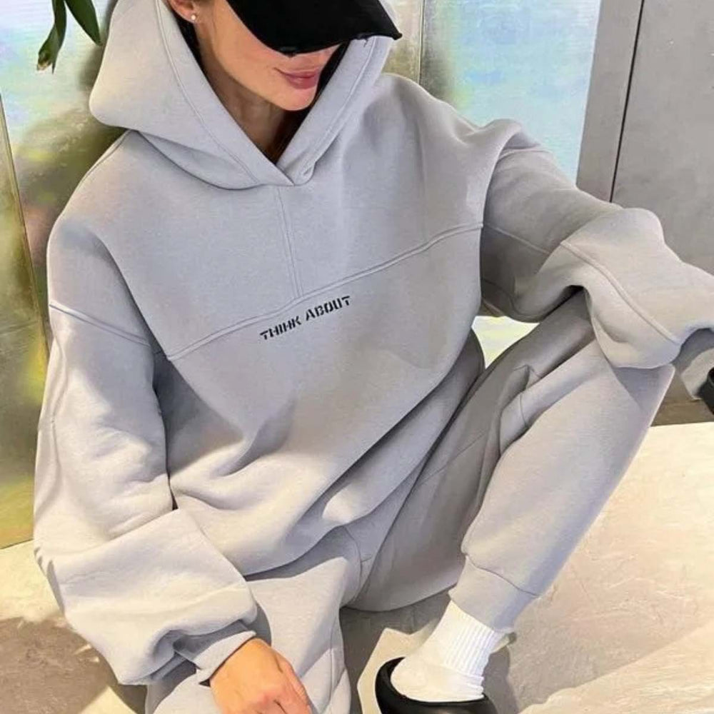 Damen sportlicher Hoodie mit auffälligem Schriftzug Heidi-Mode