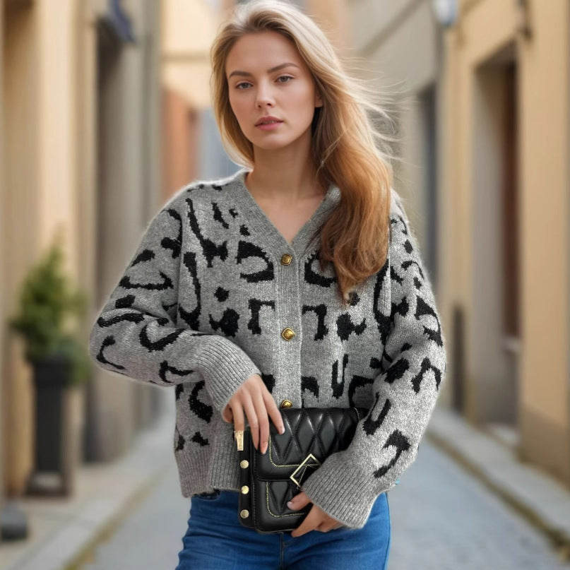 Damen Strickjacke im modernen Leopardenmuster mit Knopfdetails Heidi-Mode