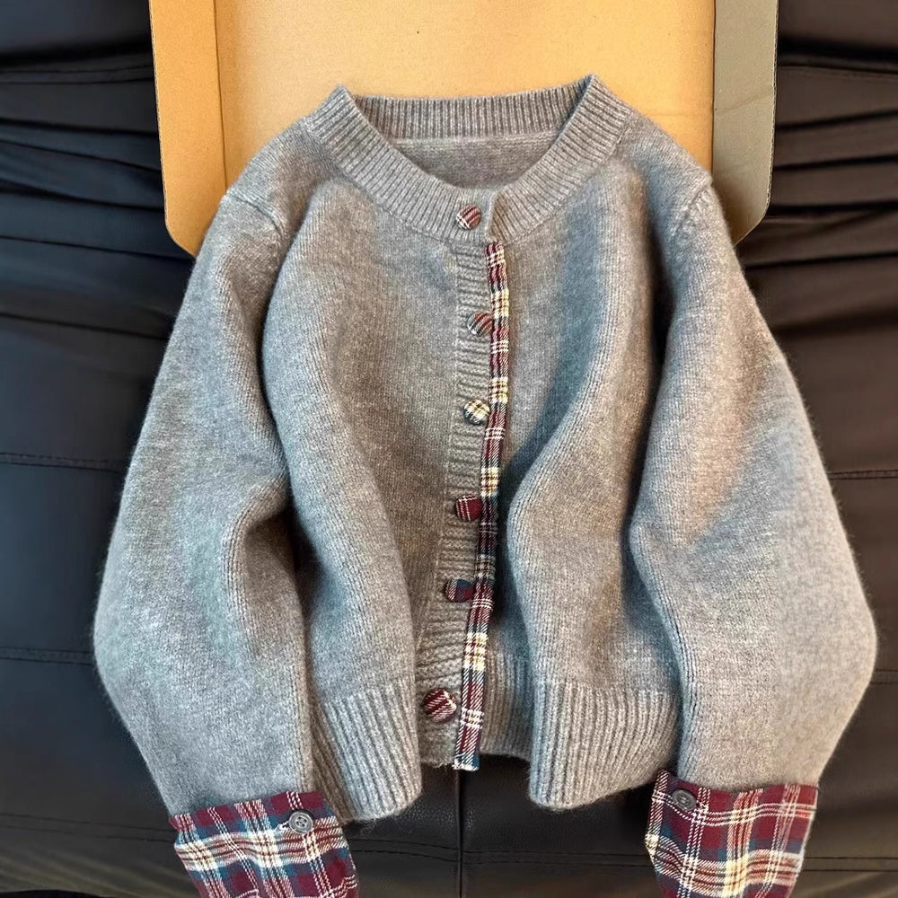 Damen Strickjacke mit Kontrastkragen und dekorativen Knöpfen Heidi-Mode