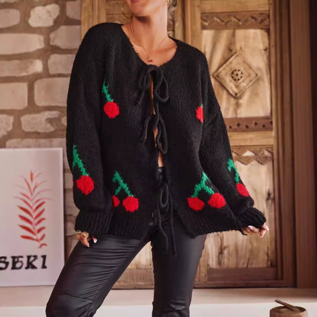 Damen Strickjacke mit verspieltem Kirschmotiv und einzigartiger Bindefront Heidi-Mode