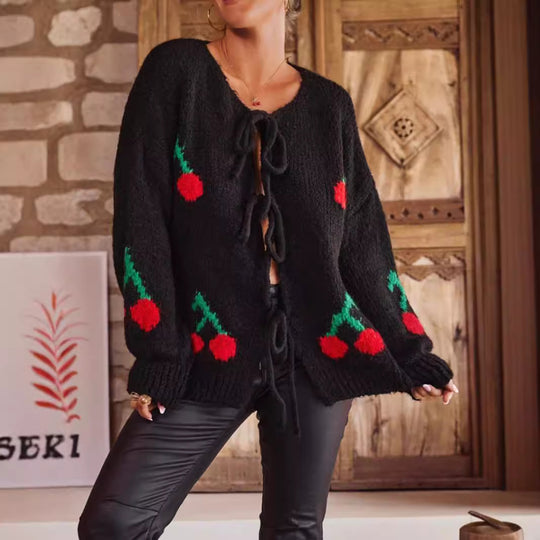 Damen Strickjacke mit verspieltem Kirschmotiv und einzigartiger Bindefront Heidi-Mode