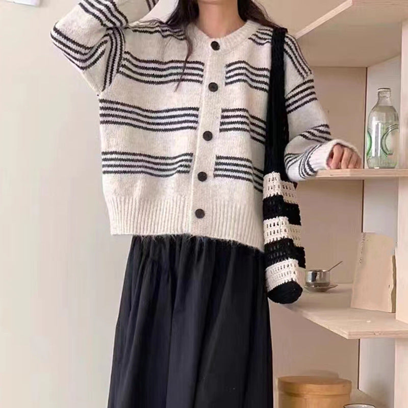 Damen modische Strickjacke mit feiner Streifenstruktur und dekorativen Knöpfen Heidi-Mode