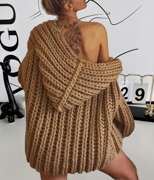 Damen Grobstrick-Hoodiejacke mit oversized Passform und tiefem Kragen Heidi-Mode
