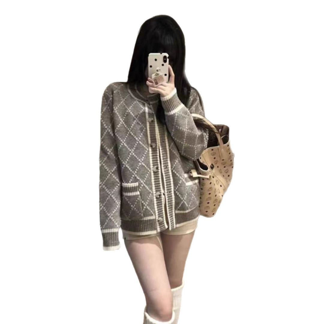 Damen modischer Strickcardigan mit eleganter Rautenmusterstruktur und goldenen Knöpfen Heidi-Mode