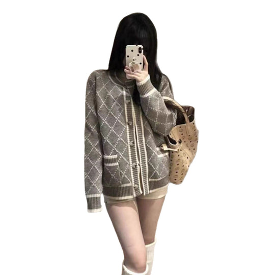Damen modischer Strickcardigan mit eleganter Rautenmusterstruktur und goldenen Knöpfen Heidi-Mode