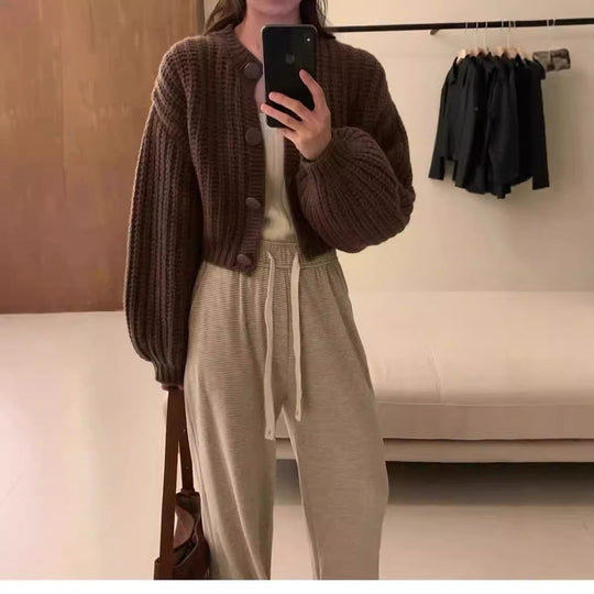 Damen Grobstrickjacke mit voluminösen Ärmeln und Knopfdetails Heidi-Mode