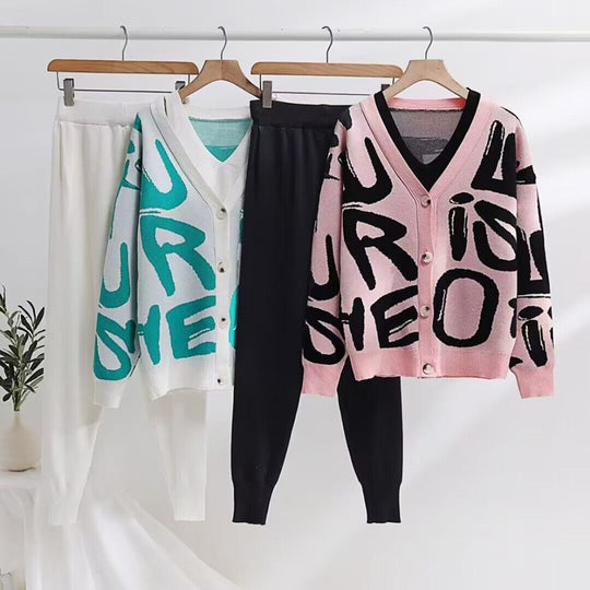 Damen gemütliches Strick-Loungewear-Set mit Dekorativem Schriftzug Heidi-Mode