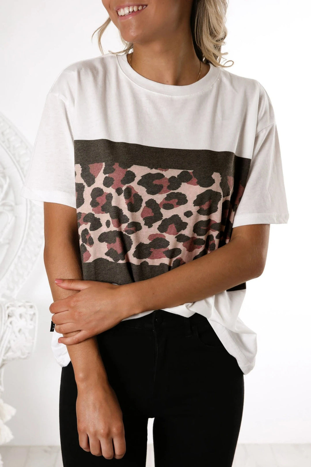 Damen T-Shirt mit modernem Leopardenmuster und elastischem Saum Heidi-Mode