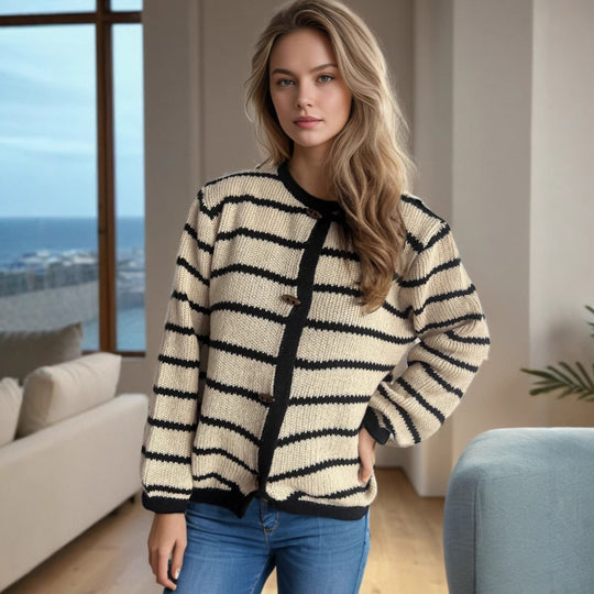 Damen gestreifte Strickjacke mit hochwertigen Holzknöpfen und rundem Ausschnitt Heidi-Mode