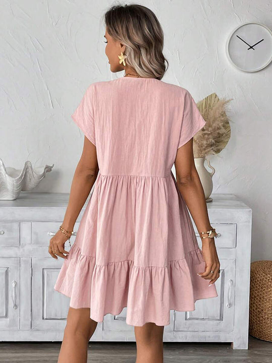 Damen kurzes Sommerkleid mit tiefem V-Ausschnitt und Rüschensaum Heidi-Mode