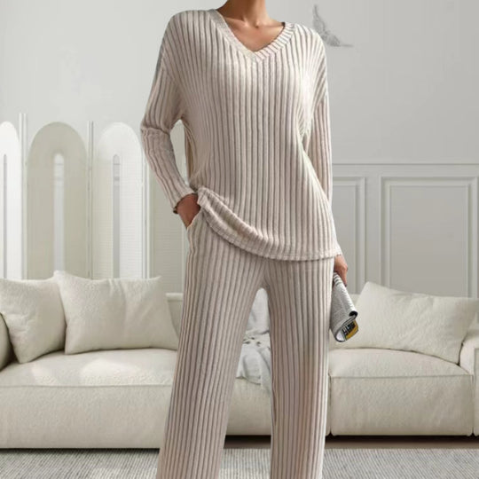 Damen Strickanzug mit modischem V-Ausschnitt und feinem Rippdesign Heidi-Mode