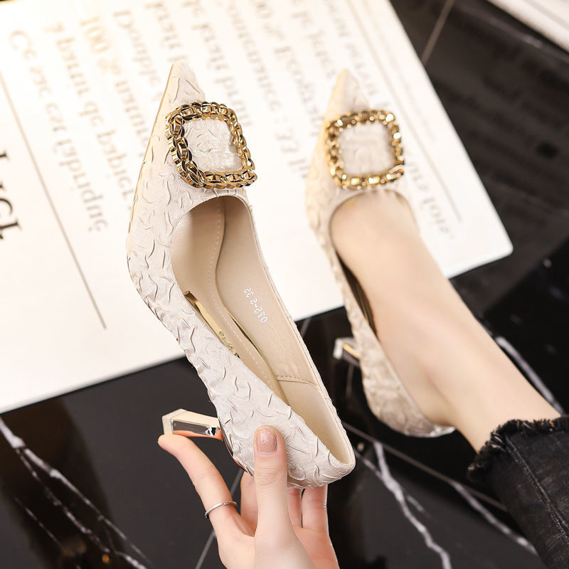 Damen Pumps mit dekorativer hochglänzender Schnalle und spitzem Design Heidi-Mode